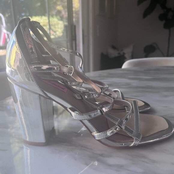 BETSY JOHNSON metallic gladiator sandals - Picture 2 of 3